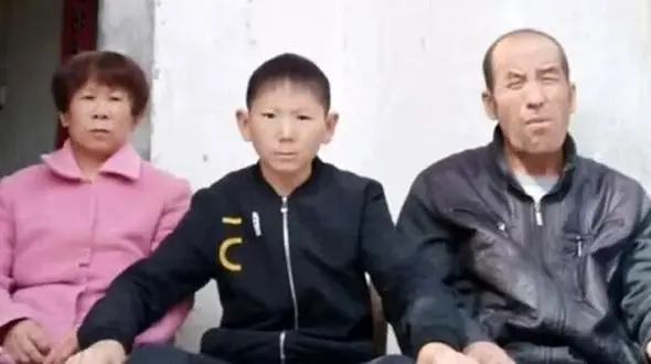 مردی ۳۴ ساله‌ با چهره‌ی کودک ۹ ساله+عکس
