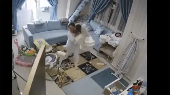 ببینید/ واکنش به موقع مادر یک کودک بعد از شنیدن صدایی مشکوک از اتاق کودک + فیلم