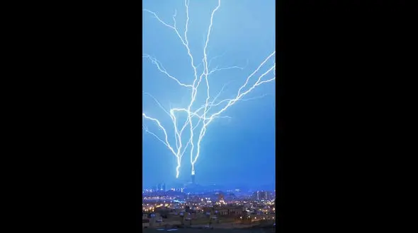 فیلم لحظه اصابت صاعقه به برج ساعت در مکه ! / باورتان نمی شود !