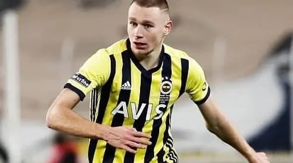 پیشنهاد 20 میلیون پوندی چلسی برای بازیکن مجارستانی