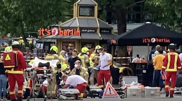 راننده آلمانی وارد جمعیت خیابان شلوغ برلین شد / حادثه ای با 9 کشته و زخمی