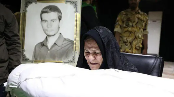 دیدار غم انگیز یک مادر شیرازی با جسد فرزندش پس از ۳۰ سال+ عکس
