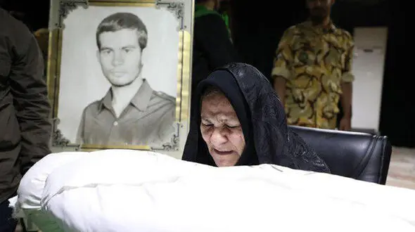 دیدار غم انگیز یک مادر شیرازی با جسد فرزندش پس از ۳۰ سال+ عکس