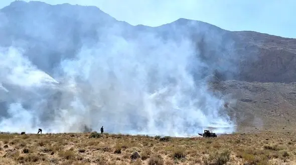 اطفای حریق نزدیک ۴ ساعته مراتع اسفرجان اصفهان/گرمای هوا آتش را گسترش داد