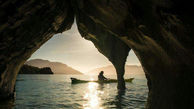 صحنه ای زیبا از قایقرانی در غارهای شگفت انگیز مرمری شیلی