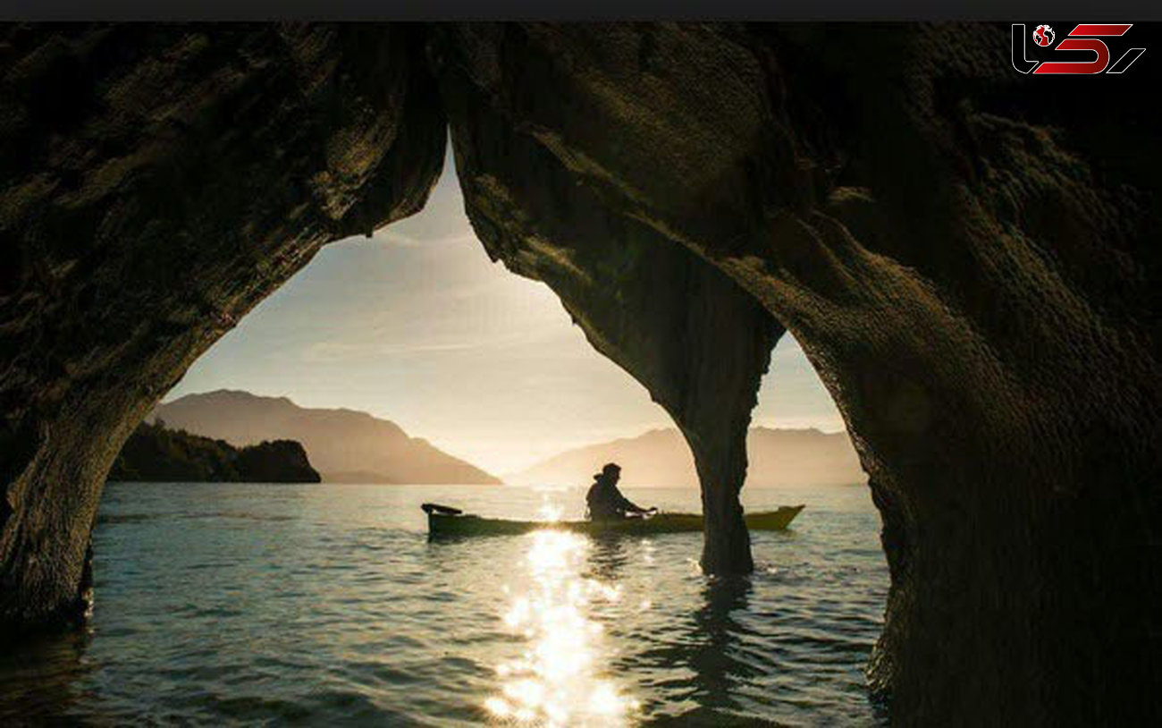 صحنه ای زیبا از قایقرانی در غارهای شگفت انگیز مرمری شیلی