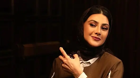 عکس جذاب و جدید آزاده صمدی با چهره ای متفاوت / در تبلیغات جدیدش با کت شلوار و روسری ترکیبی از مدرنیته و سبک قدیم ظاهر شد ! 