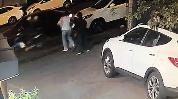 فیلم لحظه قاپیدن موبایل 2 دختر تهرانی توسط دزدان / پلیس موبایل قاپان را بازداشت کرد