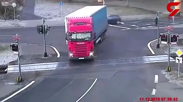 فیلم / تصادف قطار با کامیون +عکس