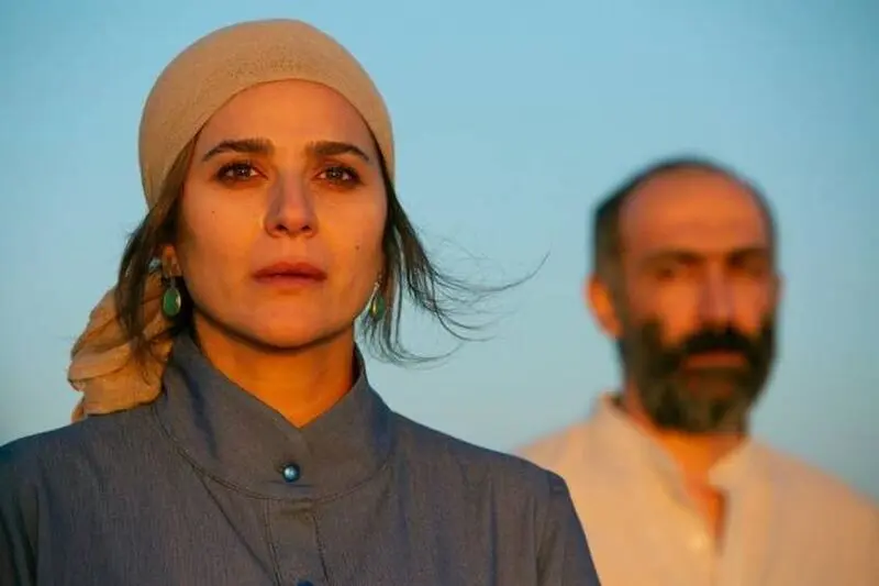 هادی حجازی‌فر و سحر دولتشاهی در صحنه‌ای از فیلم 