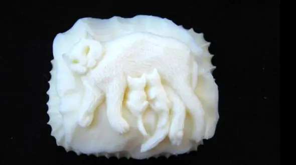 هنر طرح های برجسته روی صابون با تراشیدن آن ها +عکس 