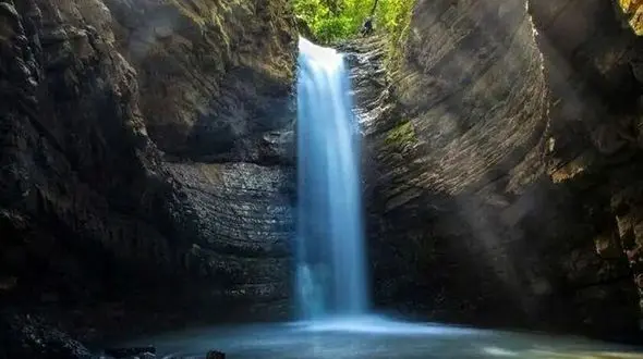  آبشاری در دل کوهستان‌ های غرب ایران + فیلم