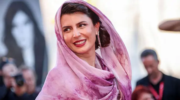 لیلا حاتمی با استایل خفن و منشوری جلوی دوربین عکاسان !+عکس