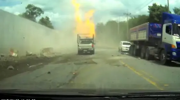 فیلم لحظه آتش گرفتن کامیون حمل کپسول گاز پس از ترمز بریدن در جاده + فیلم و عکس