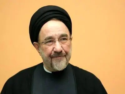 عکس / چیدمان فوقلوکس خانه سید محمد خاتمی  رییس جمهور اسبق /  از مبلمان شیک و تابلوی تذهیب روی دیوار تا کاغذ دیواری  و میز چوبی گرد/ اصیل مثل خانه های ایرانی