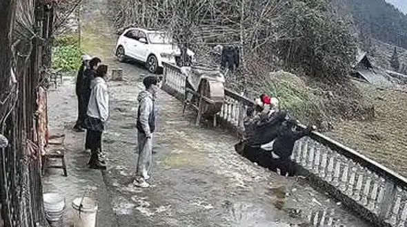 سقوط ناگهانی سه نفر با ریزش تراس در یک باغ در چین + فیلم