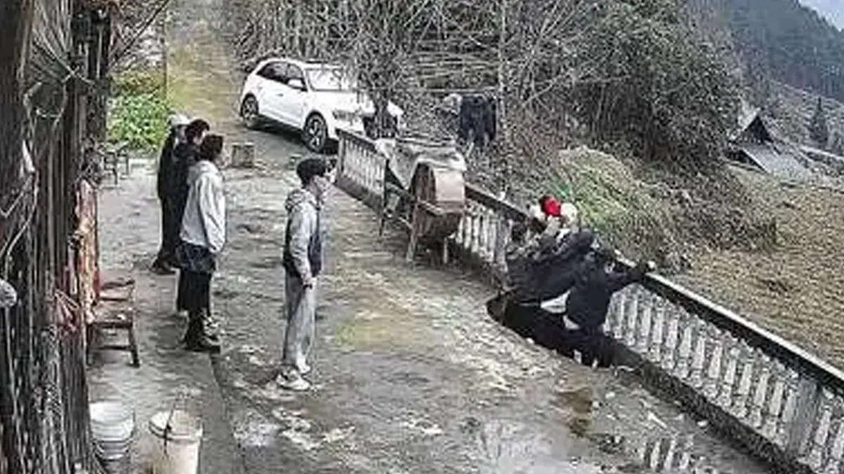 سقوط ناگهانی سه نفر با ریزش تراس در یک باغ در چین