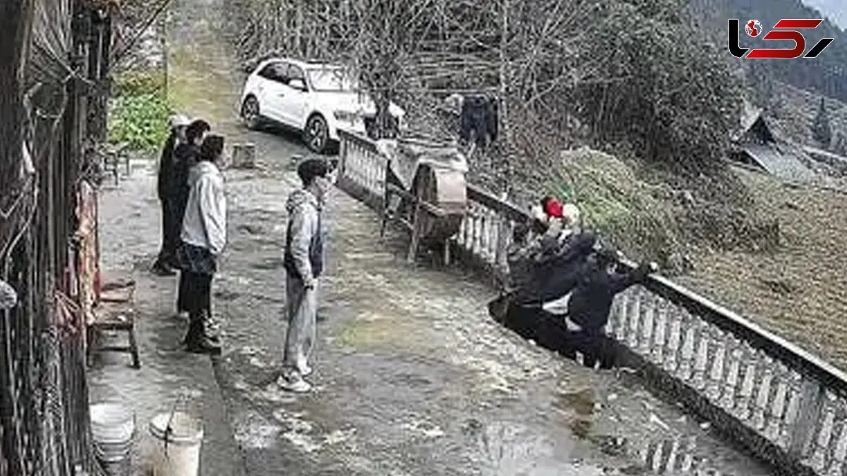 سقوط ناگهانی سه نفر با ریزش تراس در یک باغ در چین + فیلم