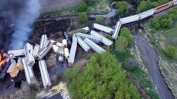 عکس از قطار خطرناکی که از ریل خارج شد