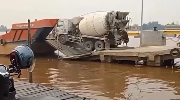 ببینید / غرق شدن میکسر بتن هنگام انتقال روی قایق