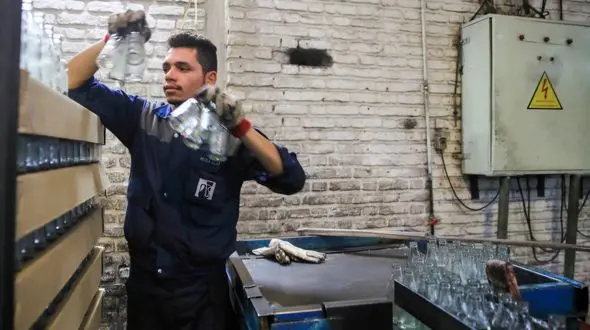 خطر اخراج بیخ گوش ۱۴۰ کارگر کارخانه شیشه الیگودرز! 