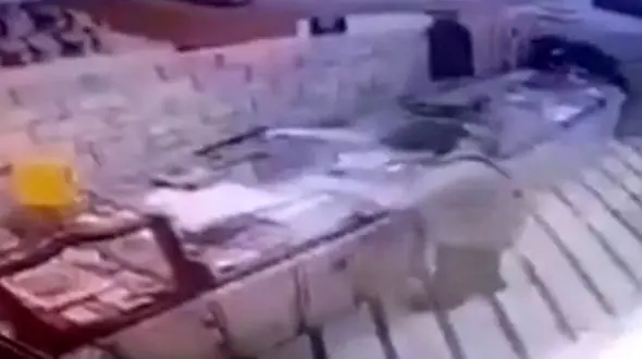 فیلم لحظه شلیک دزدان  به طلافروشی در سمنان / طلافروش در آی سی یو 