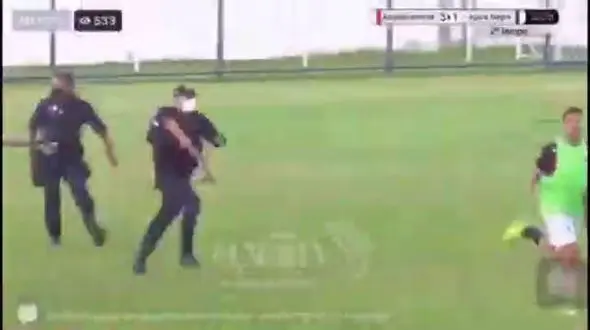 ببینید / تعقیب یک فوتبالیست در زمین با اسلحه توسط پلیس! / شوکه می شوید