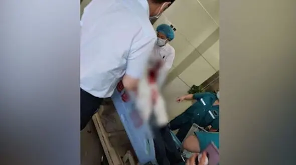 مرد چاقوکش پزشک معالج اش را در بیمارستان لت و پار کرد ! + فیلم