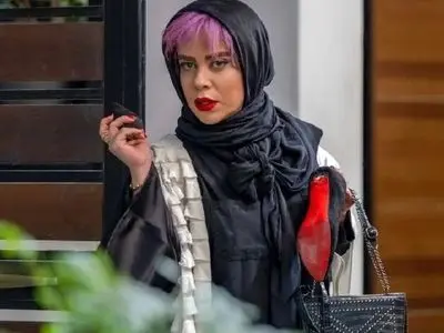 استایل کاملا متمایز الهام اخوان با کیف میلیاردیش در اختتامیه جشنواره ۲۵ واکنش ها را برانگیخت