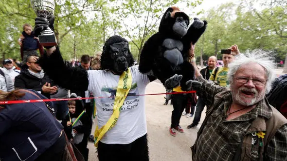 پایان ماراتن 6 روزه مرد گوریل نما + تصاویر