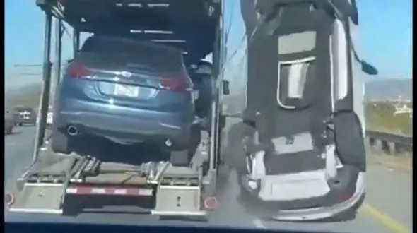 فیلم سقوط مرگبار خودرو از تریلی در بزرگراه / ترافیک سنگین ایجاد شد