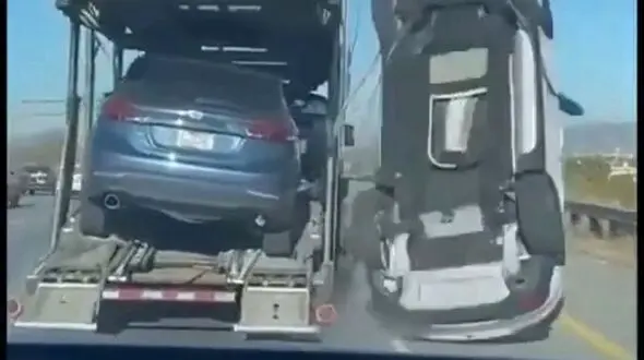 فیلم سقوط مرگبار خودرو از تریلی در بزرگراه / ترافیک سنگین ایجاد شد