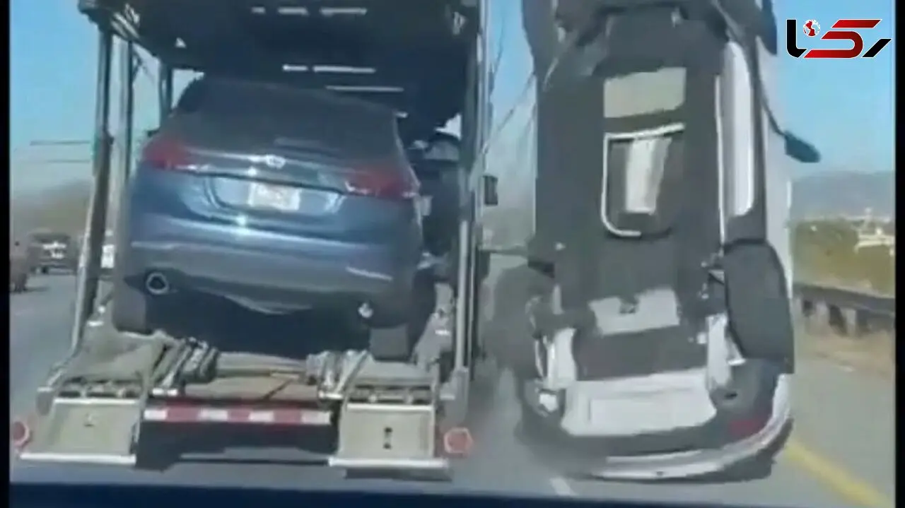 فیلم سقوط مرگبار خودرو از تریلی در بزرگراه / ترافیک سنگین ایجاد شد