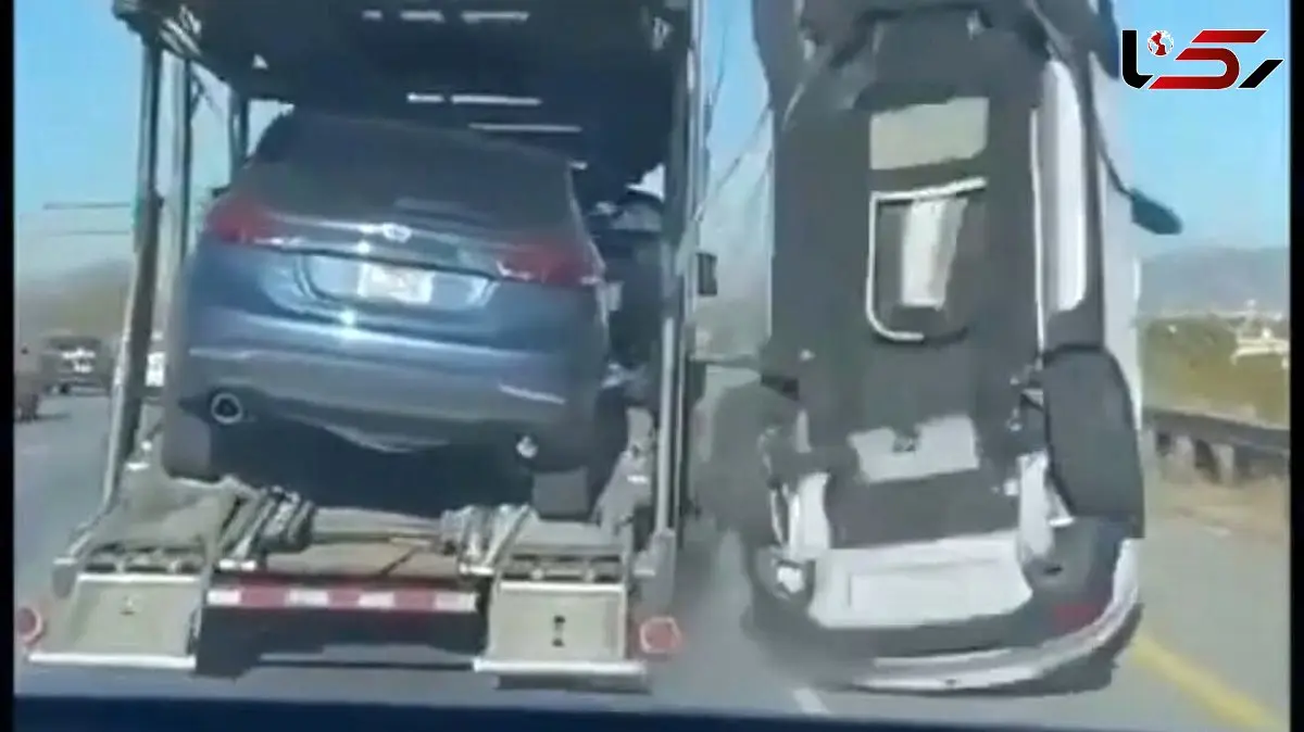 فیلم سقوط مرگبار خودرو از تریلی در بزرگراه / ترافیک سنگین ایجاد شد
