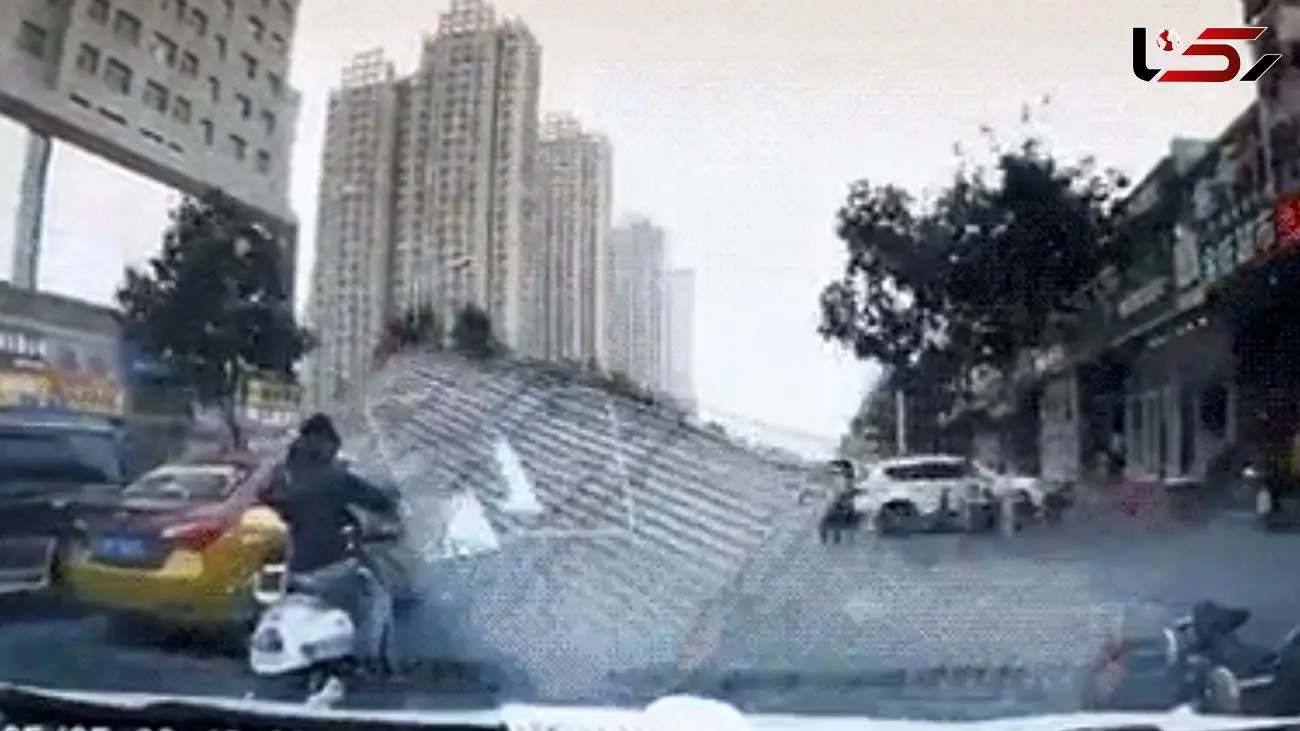 فیلم دردآور از سقوط سقف کاذب روی مرد موتور سوار 