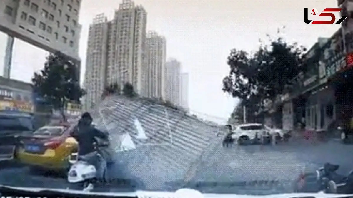 فیلم دردآور از سقوط سقف کاذب روی مرد موتور سوار 