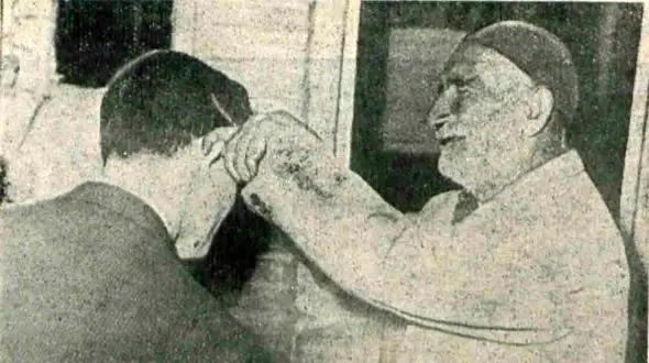 جلاد قدیمی ایران : حکومت سالی یک دست لباس قرمز به جلاد ها می‌داد