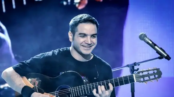 فیلم آواز باشکوه محسن یگانه در کنسرت لس آنجلس ! / با همخوانی تماشاچیا  گریه اش گرفت !