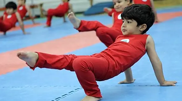 فیلم تکاندهنده از آزار پسربچه در باشگاه ژیمناستیک مشهد ! / با گریه التماس می کند