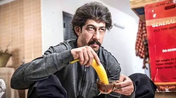 فیلم / بهرام افشاری: تا بازیگر بشم خیلی بی پول بودم / حتی واسه عقد قرارداد پایتخت با موتور رفتم دیدم همه ماشین مدل بالا پارکه، سر و وضعم داغون