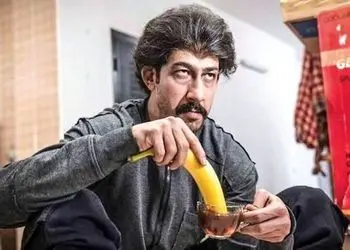 فیلم / بهرام افشاری: تا بازیگر بشم خیلی بی پول بودم / حتی واسه عقد قرارداد پایتخت با موتور رفتم دیدم همه ماشین مدل بالا پارکه، سر و وضعم داغون