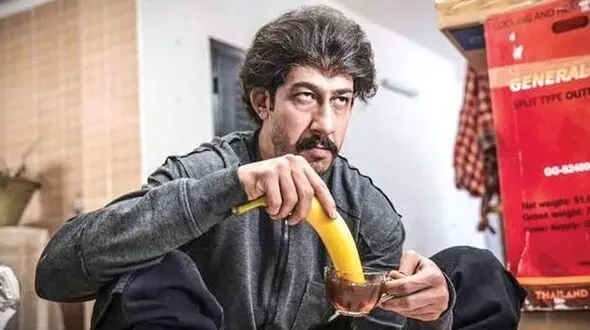 فیلم / بهرام افشاری: تا بازیگر بشم خیلی بی پول بودم / حتی واسه عقد قرارداد پایتخت با موتور رفتم دیدم همه ماشین مدل بالا پارکه، سر و وضعم داغون