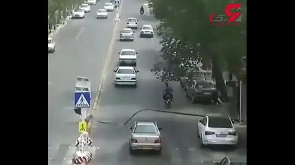 سقوط تیر برق و نجات معجزه آسا در یزد +فیلم