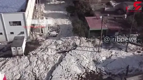 عجیب ترین فیلم از دفن شدن خودروهای لاکچری ! / با جرثقیل بیرون می کشیدند / مکزیکی ها شوکه شدند + فیلم