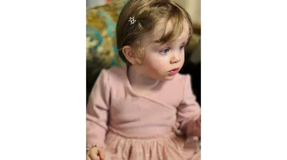 عکس نوه 14 ماهه رهبری انقلاب که شهید شد زهرا کوچولو با پدربزرگش بهشتی شد