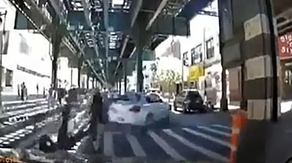 عبور خودرو از میان عابران پیاده در آمریکا + فیلم