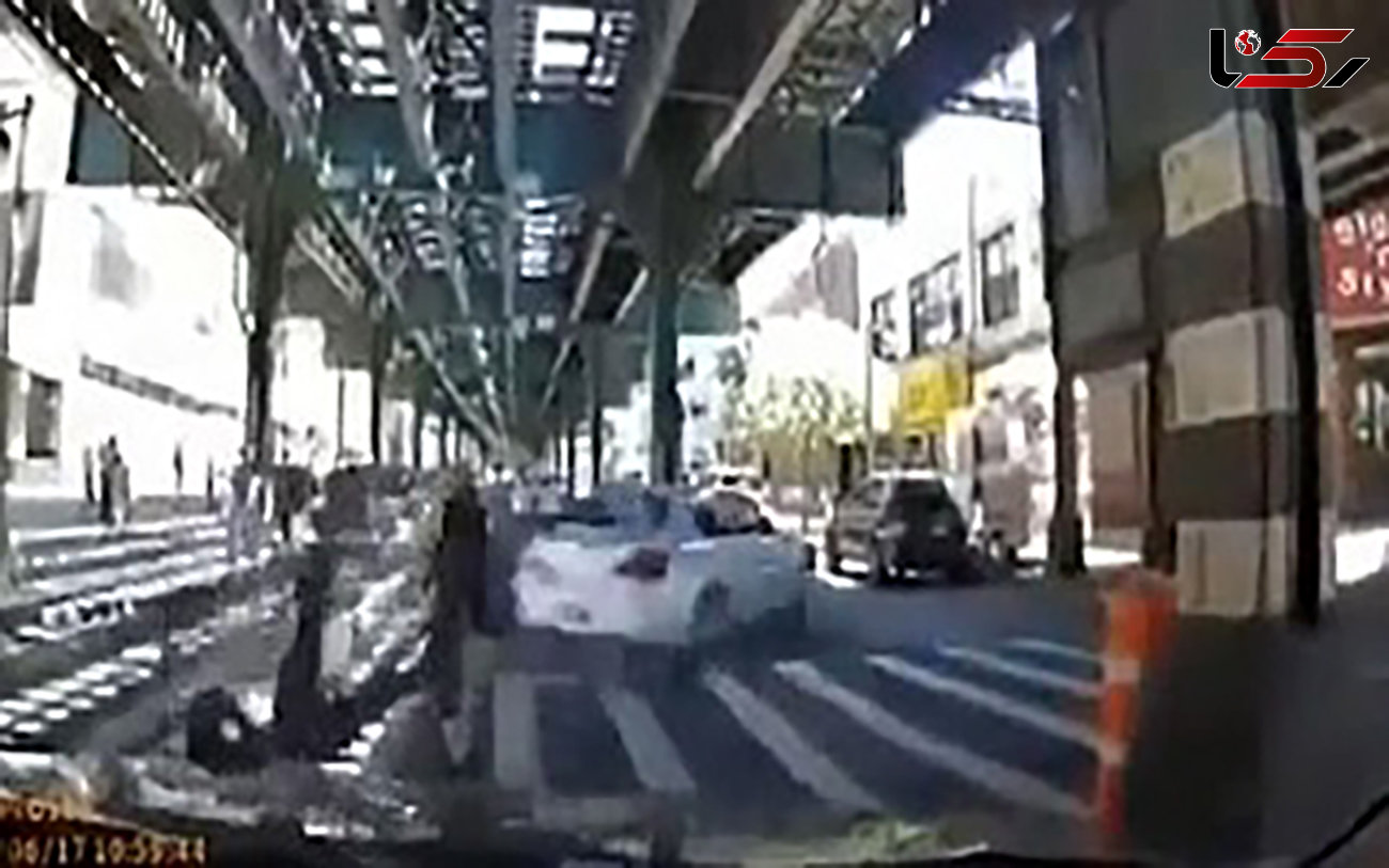 عبور خودرو از میان عابران پیاده در آمریکا + فیلم