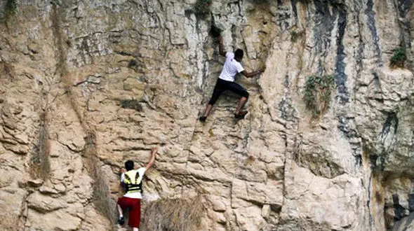 سقوط یک صخره نورد در تنگه خائیز