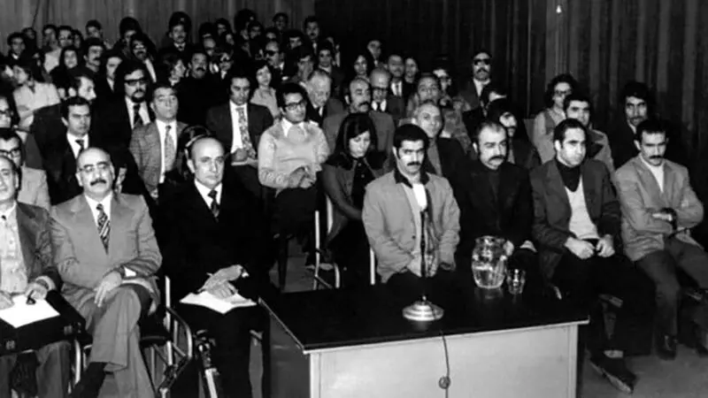 خسرو گلسرخی ، شاعر و نویسنده‌ی مارکسیست – لنینیست در بامداد یک‌شنبه ۲۹ بهمن ۱۳۵۲ به اتهام توطئه برای آسیب رساندن به خاندان سلطنتی تیرباران شد.