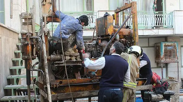 گیر کردن دست کارگر تهرانی در میان غلطک + تصاویر